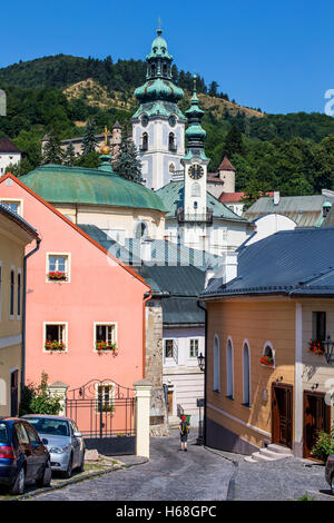 Banska Stiavnica, Slovacchia - agosto 06, 2015: Tourust passeggiata lungo le strette stradine di Banska Stiavnica. Banska Stiavnica, Slova Foto Stock