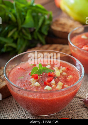 Pomodoro Zuppa Gazpacho con pepe e aglio Foto Stock