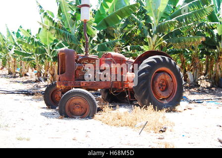 Rusty vecchio trattore Foto Stock