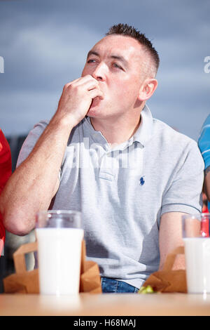 Chili di mangiare contest at The Oxfordshire Chili Festival tenutosi a Abingdon Foto Stock