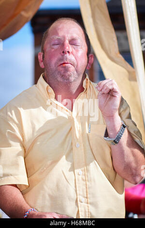 Chili di mangiare contest at The Oxfordshire Chili Festival tenutosi a Abingdon Foto Stock