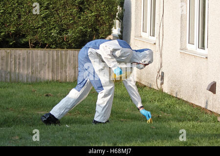 Un funzionario forense indaga la scena di un inspiegabile morte in Argyle Avenue, Aylesbury Foto Stock