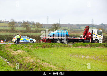 La scena dopo un fatale incidente stradale che coinvolge un auto e bicicletta sul B480 vicino a Garsington Foto Stock