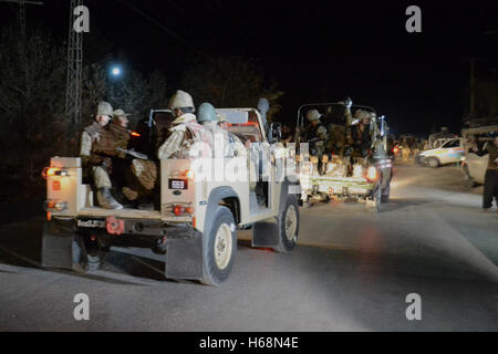 Quetta, Pakistan. 25 ott 2016. Di sicurezza pakistane funzionari guardia circa la polizia training center dopo l attacco di banditi. Almeno 70 persone di polizia sono stati uccisi e 165 persone di polizia sono stati feriti quando uomini armati hanno attaccato una polizia del centro di formazione. Almeno cinque terroristi hanno attaccato la sistemazione della polizia training college a Quetta city dopo che hanno infiltrato il complesso in cui più di 250 cadetti soggiorno, secondo una dichiarazione da parte della polizia. Credito: Prabhat Kumar Verma/Pacific Press/Alamy Live News Foto Stock