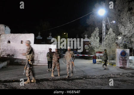 Quetta, Pakistan. 25 ott 2016. Di sicurezza pakistane funzionari guardia circa la polizia training center dopo l attacco di banditi. Almeno 70 persone di polizia sono stati uccisi e 165 persone di polizia sono stati feriti quando uomini armati hanno attaccato una polizia del centro di formazione. Almeno cinque terroristi hanno attaccato la sistemazione della polizia training college a Quetta city dopo che hanno infiltrato il complesso in cui più di 250 cadetti soggiorno, secondo una dichiarazione da parte della polizia. Credito: Prabhat Kumar Verma/Pacific Press/Alamy Live News Foto Stock