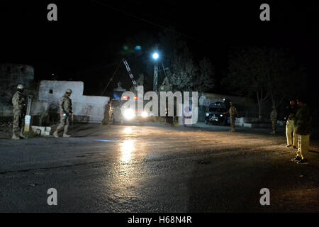 Quetta, Pakistan. 25 ott 2016. Di sicurezza pakistane funzionari guardia circa la polizia training center dopo l attacco di banditi. Almeno 70 persone di polizia sono stati uccisi e 165 persone di polizia sono stati feriti quando uomini armati hanno attaccato una polizia del centro di formazione. Almeno cinque terroristi hanno attaccato la sistemazione della polizia training college a Quetta city dopo che hanno infiltrato il complesso in cui più di 250 cadetti soggiorno, secondo una dichiarazione da parte della polizia. Credito: Prabhat Kumar Verma/Pacific Press/Alamy Live News Foto Stock