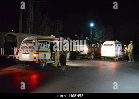 Quetta, Pakistan. 25 ott 2016. Di sicurezza pakistane funzionari guardia circa la polizia training center dopo l attacco di banditi. Almeno 70 persone di polizia sono stati uccisi e 165 persone di polizia sono stati feriti quando uomini armati hanno attaccato una polizia del centro di formazione. Almeno cinque terroristi hanno attaccato la sistemazione della polizia training college a Quetta city dopo che hanno infiltrato il complesso in cui più di 250 cadetti soggiorno, secondo una dichiarazione da parte della polizia. Credito: Prabhat Kumar Verma/Pacific Press/Alamy Live News Foto Stock