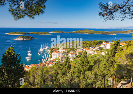 Vista su Hvar. Isole Paklinski sullo sfondo. Isola di Hvar, vegetazione e costa. Mare Adriatico. Croazia. Europa. Foto Stock