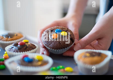 Fatti in casa muffin al cioccolato con glassa Foto Stock