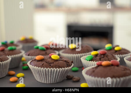 Fatti in casa muffin al cioccolato con glassa Foto Stock