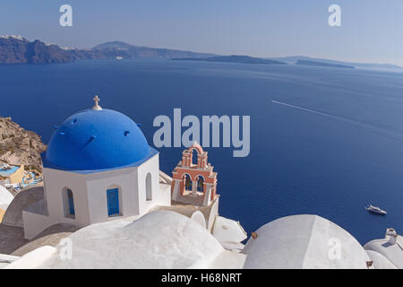 Anastasis chiesa in Oia nella parte anteriore della caldera di Santorini, Grecia Foto Stock