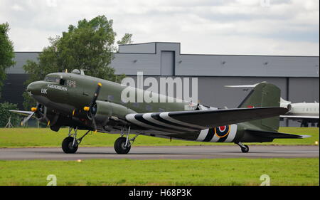 Douglas C-47A Skytrain, versione militare del DC-3 Dakota,in USAAF D-Day marcature a Biggin Hill Air Show, Bromley, Regno Unito Foto Stock