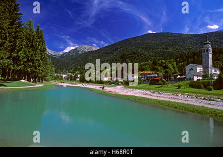 Piccolo lago a Forni di Sopra, la Carnia, Dolomiti Friulane parco naturale, Friuli Venezia Giulia, Italia Foto Stock