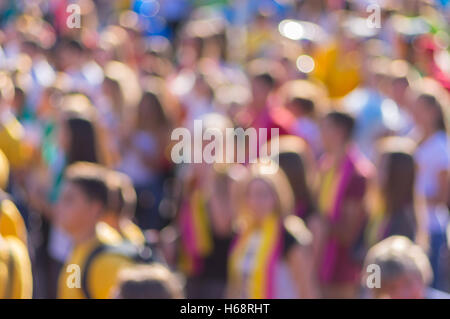 Sfocato sfondo naturale - contorni di giovani volti all'aperto Foto Stock