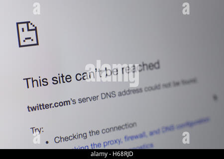 Un messaggio sullo schermo di un computer dicendo che Twitter.com non poteva essere trovato, il risultato di un enorme attacco su internet a livello globale - di accesso utilizzando un distributed denial of service (DDoS) - che ha bloccato alcuni dei siti più popolari al mondo. Foto Stock