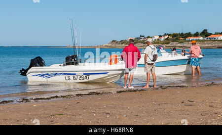 Bretignolles sur Mer, Francia - 14 Agosto 2016 : regionale angling trust concorrenza sul mare - Uomini di ritorno da un mare pesca compe Foto Stock