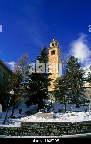 Torre pendente e ' Cresta Rider' scultura (da David Wynne), St Moritz Engadina, Svizzera, Europa Foto Stock