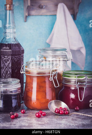 Fresh vari vasi di marmellata fatta in casa Foto Stock