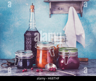 Vari vasi di marmellata fatta in casa Foto Stock