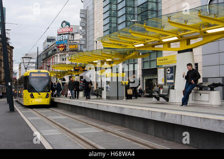 Tram Metrolink a Exchange Square tramstopin Manchester. Foto Stock