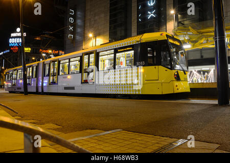 Tram Metrolink a Exchange Square fermata dei tram in Manchester. Foto Stock