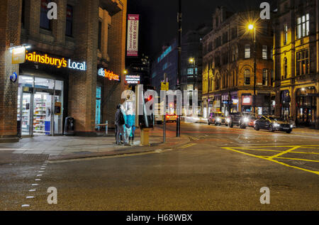 Deansgate nel centro di Manchester, è uno dei luoghi principali arterie. Foto Stock