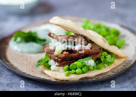 Mini piatto con pane croccante di agnello, purea di piselli, cetriolo, menta e salsa di yogurt Foto Stock