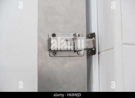 Fermo di sicurezza o le porte chiuse in condominio. Foto Stock