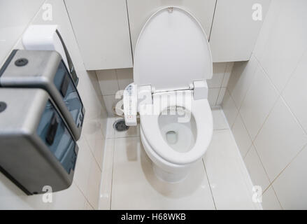 Servizi igienici con controllo elettronico automatico del sedile a filo Foto Stock