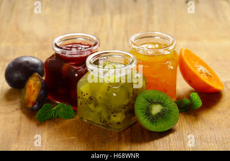 Un assortimento di frutti di bosco e le confetture di frutta. In casa la Canning. Frutti di bosco freschi e frutta Foto Stock
