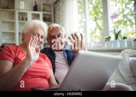 Coppia senior della chat video sul computer portatile Foto Stock