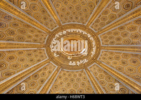 Roma, Italia - 10 Marzo 2016: il dettaglio della cupola della chiesa di Sant'Andrea al Quirinale disegnata dal Bernini. Foto Stock