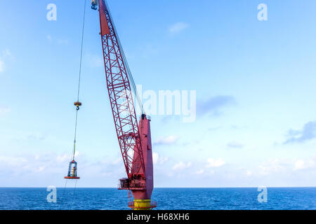 Offshore di lavoratore di essere trasferito alla barca personale utilizzando il trasferimento di cestello Foto Stock