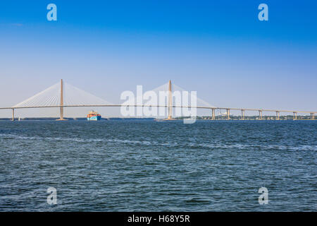 Navi cargo che passano al di sotto del Arthur Ravenel jr.ponte sul fiume Cooper a Charleston, Sc Foto Stock