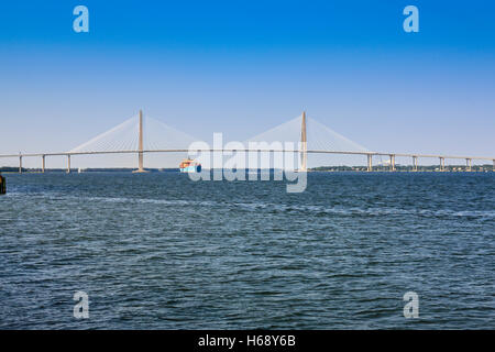 Navi cargo che passano al di sotto del Arthur Ravenel jr.ponte sul fiume Cooper a Charleston, Sc Foto Stock