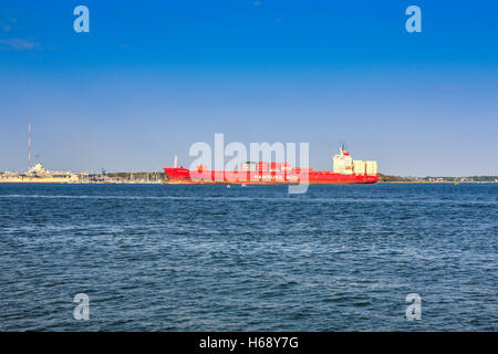 Tedesco nave cargo immettendo il Cooper River a Charleston, Sc Foto Stock