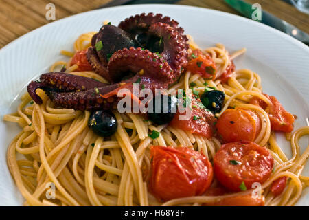 Spaghetti allo scoglio, con polpo e piccole cherry pomodoro di Pachino, Napoli, campania, Italy Foto Stock