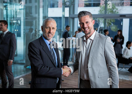 Uomini d'affari si stringono la mano in ufficio Foto Stock