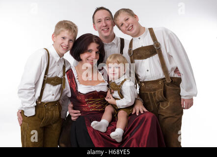 Famiglia indossando il costume tradizionale Foto Stock