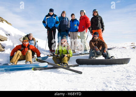 Gli sciatori e gli snowboarder, foto di gruppo Foto Stock