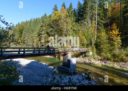 Saulgrub: ponte sul fiume Ammer al laminatoio Soier Mühle, escursionista Alta Baviera, Baviera, Baviera, Baviera, Germania Foto Stock