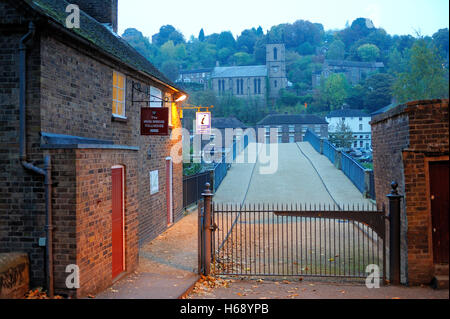 Guardando attraverso il ponte in ferro di mattina presto, Ironbridge, Shropshire, Inghilterra, Regno Unito, Europa Foto Stock