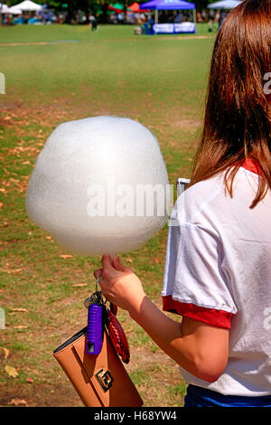 Giovane ragazza irriconoscibile tenendo un bastone di Candy Floss acquistati presso il Marion Sq mercato in Charleston SC Foto Stock