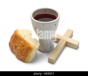 Pane spezzato con calice da vino e croce isolati su sfondo bianco. Foto Stock