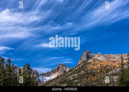 Due picchi sotto un cielo blu. Foto Stock