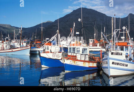 Barche da pesca nel porto di Hout Bay, Città del Capo, Western Cape, Sud Africa e Africa Foto Stock