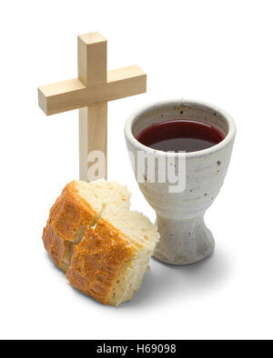 Pane spezzato con calice da vino e croce isolati su sfondo bianco. Foto Stock