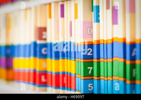 Archivi medici su scaffali in ufficio. Foto Stock
