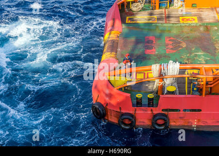 Il piano posteriore o la poppa di Anchor Handling Tug Foto Stock