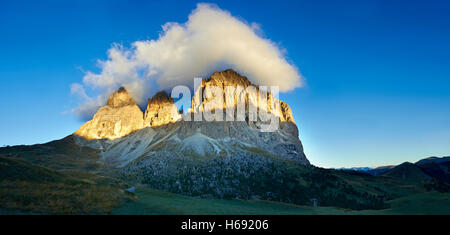 Sassolungo montagna 3081m. alto, dal Passo Sella tra la Val Gardena e la Val di Fassa Dolomiti Occidentali, Italia Foto Stock